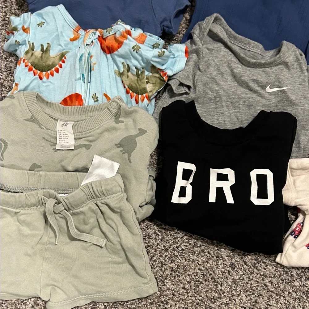 Assorted Baby Onesies and Shorts Set (20) - Picture 3 of 4